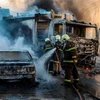 Lực lượng chữa cháy dập tắt một đám cháy xe ôtô ở Fortaleza do bạo loạn. (Nguồn: AFP)
