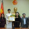 Lãnh đạo tỉnh Đắk Lắk trao bằng khen cho Top 5 Hoa hậu Hoàn vũ thế giới năm 2018 H’ Hen Niê. (Ảnh: Tuấn Anh/TTXVN)