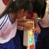 Các em học sinh xem biển báo đèn giao thông trong khu vui chơi. (Ảnh: Hoàng Hải/TTXVN)