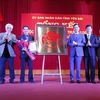 Ban tổ chức trao giải cho tác giả Nguyễn Phước Đức với mẫu biểu trưng tiêu biểu nhất. (Ảnh: Đinh Thùy/TTXVN)
