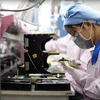Công nhân làm việc trông dây chuyền sản xuất iPhone của Foxconn. (Nguồn: macrumors.com)