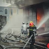 Bức ảnh trong bộ ảnh "Dập lửa vụ cháy lớn" của phóng viên Lê Minh Sơn.