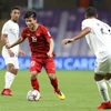 Tiền vệ Quang Hải (19) đi bóng trong trận đấu giữa đội tuyển Việt Nam và đội tuyển Yemen. (Ảnh: Hoàng Linh/TTXVN)