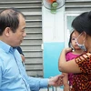 Cục Trưởng Cục Y tế Dự phòng Trần Đắc Phu hỏi thăm bệnh nhân mắc sởi đang điều trị tại Bệnh viện Bệnh Nhiệt đới Thành phố Hồ Chí Minh. (Ảnh: Đinh Hằng/TTXVN)