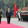 Bộ trưởng Quốc phòng Ngô Xuân Lịch và Phó Thủ tướng, Bộ trưởng Quốc phòng Thái Lan Prawit Wongsuwan duyệt Đội danh dự Quân đội Nhân dân Việt Nam tại lễ đón. (Ảnh: Dương Giang/TTXVN)