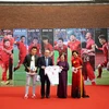 Tiếp nhận áo và quả bóng có chữ ký của các tuyển thủ Việt Nam cho quỹ Vừ A Dính. (Nguồn: vff.org.vn)