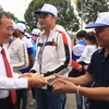 Ông Trần Văn Nam, Ủy viên Trung ương Đảng, Bí thư Tỉnh ủy Bình Dương, động viên, tặng quà cho các công nhân về quê ăn Tết. (Ảnh: Hải Âu/TTXVN)