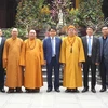 Chủ tịch Ủy ban Nhân dân thành phố Hà Nội Nguyễn Đức Chung với các đại biểu tại chùa Quán Sứ, Hà Nội. (Ảnh: Lâm Khánh/TTXVN)