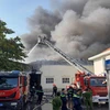 Đang cháy lớn ở công ty sản xuất đế giày tại thị xã Thuận An 