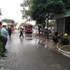 Cảnh sát phòng cháy chữa cháy Thanh Hóa dập lửa tại hiện trường. (Ảnh: Nguyễn Nam/TTXVN)