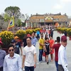 Du khách trong nước đến tham quan Cố đô Huế ngày 1 Tết Kỷ Hợi. (Ảnh: Quốc Việt/TTXVN)