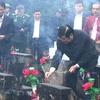 Nguyên Chủ tịch nước Trương Tấn Sang dâng hoa và thắp hương các anh hùng liệt sỹ tại Nghĩa trang Liệt sỹ Quốc gia Vị Xuyên. (Ảnh: Duy Tuấn/TTXVN phát)