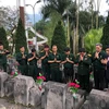 Hội Cựu Chiến binh TTXVN thắp hương tưởng niệm các anh hùng liệt sỹ tại Nghĩa trang Quốc gia Vị Xuyên. (Ảnh: PV/Vietnam+)