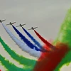 Đội bay Hiệp sỹ phun khói màu trong một màn trình diễn tại Hội nghị và Triển lãm quốc phòng quốc tế ở thủ đô Abu Dhabi. (Nguồn: THX/TTXVN)