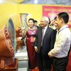Phó Chủ tịch Quốc hội Uông Chu Lưu và các đại biểu thăm sản phẩm tại khu trưng bày giới thiệu sản phẩm gốm sứ tiêu biểu của Bát Tràng và các làng nghề truyền thống. (Ảnh: Mạnh Khánh/TTXVN)