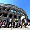 Ảnh tư liệu: Du khách tham quan Đấu trường La Mã Colosseum tại Rome, Italy. (Nguồn: AFP/TTXVN)