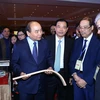 Thủ tướng Nguyễn Xuân Phúc thăm các gian trưng bày sản phẩm gỗ, lâm sản. (Ảnh: Thống Nhất/TTXVN)