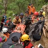 Lực lượng cứu hộ chuyển người còn sống sót tại hiện trường sập mỏ khai thác vàng ở Bolaang Mongondow, Sulawesi, Indonesia, ngày 28/2/2019. (Nguồn: AFP/TTXVN)