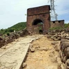 Nền móng các công trình tại Di tích Hải Vân Quan được phát lộ. (Ảnh: Trần Lê Lâm/TTXVN)