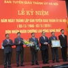 Ban Tuyên giáo Thành ủy Hà Nội đón nhận Huân chương Lao động hạng Nhất. (Ảnh: Nguyễn Thắng/TTXVN)