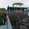 Đội tuần tra kiểm soát Hải đội 2 (Bộ đội Biên phòng Quảng Ninh) kiểm tra tàu vỏ sắt mang biển kiểm soát TB-1991. (Nguồn: TTXVN phát)