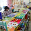 Phụ huynh mua sách giáo khoa tại cửa hàng của Nhà Xuất bản Giáo dục Việt Nam. (Ảnh: Thanh Tùng/TTXVN) 