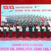 Đại tướng Lương Cường và Thượng tướng Phan Văn Giang trao Bằng khen của Bộ trưởng Bộ Quốc phòng cho các Gương mặt trẻ tiêu biểu toàn quân năm 2018. (Ảnh: Dương Giang/TTXVN)