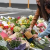 Đặt hoa tưởng niệm các nạn nhân vụ xả súng ở Christchurch, New Zealand, ngày 16/3. (Nguồn: THX/TTXVN)