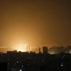 Ánh sáng màu cam trên bầu trời tại Dải Gaza trong cuộc không kích của Israel ngày 14/3/2019. (Nguồn: AFP/TTXVN)