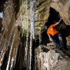 Một nhà thám hiểm bên trong hang Malham. (Nguồn: AFP)
