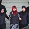 Cảnh sát áp giải Đoàn Thị Hương (giữa) rời Tòa Thượng thẩm Shah Alam ở ngoại ô Kuala Lumpur, Malaysia, ngày 14/3/2019. (Nguồn: AFP/ TTXVN)