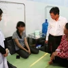 Phó Chủ tịch Ủy ban Nhân dân tỉnh Hưng Yên Nguyễn Duy Hưng thăm hỏi nữ sinh H.Y. (Ảnh: Đinh Tuấn/TTXVN)