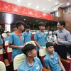 Phó Thủ tướng Vũ Đức Đam nói chuyện thân mật với các học viên trẻ tại Trung tâm thể thao Viettel. (Ảnh: Trọng Đạt/TTXVN)