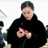 Người tiêu dùng lựa chọn sản phẩm iPhone trong cửa hàng bán lẻ của Apple ở Bắc Kinh. (Nguồn: Getty Images)