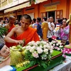 Người Khmer tắm tượng Phật trong ngày Tết Chôl Chnăm Thmây 2018. (Ảnh: Thế Anh/TTXVN)