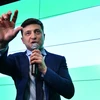 Ứng cử viên Vladimir Zelensky mừng chiến thắng sau kết quả sơ bộ cuộc bầu cử tổng thống ở Kiev, ngày 31/3. (Nguồn: AFP/TTXVN)