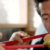 Burger King phải gỡ quảng cáo ăn bánh bằng đũa "xúc phạm châu Á"
