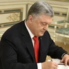 Tổng thống Ukraine Petro Poroshenko ký sắc lệnh. (Nguồn: ukrinform.net)