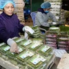 Đóng gói sản phẩm rau mầm tại Cơ sở sản xuất rau an toàn Thanh Hà, xã Ninh Sở, huyện Thường Tín, Hà Nội. (Ảnh: Vũ Sinh/TTXVN)