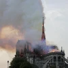 Lửa bốc ngùn ngụt tại hiện trường vụ hỏa hoạn Nhà thờ Đức Bà ở Paris (Pháp) ngày 15/4. (Nguồn: THX/TTXVN)