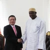 Tổng thống Gambia Adama Barrow và Đại sứ Phạm Quốc Trụ. (Ảnh: TTXVN)