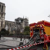 Xe cứu hỏa tại khu vực Nhà thờ Đức Bà Paris sau vụ hỏa hoạn, ngày 16/4. (Nguồn: AFP/TTXVN)