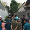 Lực lượng chức năng phong tỏa hiện trường ngăn người dân hiếu kỳ đến xem. (Ảnh: Nguyễn Văn Việt/TTXVN)