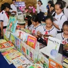 Học sinh huyện Quảng Điền (Thừa Thiên-Huế) tham quan triển lãm và đọc sách trong Ngày sách Việt Nam. (Ảnh: Hồ Cầu/TTXVN)