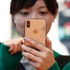 Một khách hàng xem mẫu iPhone XS tại cửa hàng Apple Store ở Tokyo, Nhật Bản. (Nguồn: Getty Images)