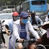 Người dân Thủ đô tham gia giao thông trên tuyến đường Minh Khai-Tam Trinh trong nắng nóng gần 40 độ C. (Ảnh: Doãn Tấn/TTXVN)