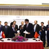 Thủ tướng Nguyễn Xuân Phúc và các đại biểu chứng kiến Lễ ký Biên bản ghi nhớ hợp tác. (Ảnh: Thống Nhất/TTXVN)