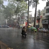 Mưa trái mùa xảy ra trên đường Nguyễn Tri Phương, Quận 10, Thành phố Hồ Chí Minh, chiều 27/4. (Ảnh: Xuân Dự/TTXVN)
