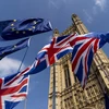 Cờ Anh (phía dưới) và cờ EU (phía trên) bên ngoài tòa nhà Quốc hội Anh ở London, ngày 28/3/2019. (Nguồn: AFP/TTXVN)