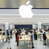 Khách hàng tham quan tại một cửa hàng giới thiệu sản phẩm của Apple ở New York, Mỹ ngày 2/8/2018. (Nguồn: THX/TTXVN)